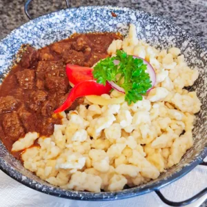 Bikavéres marhapörkölt galuskával